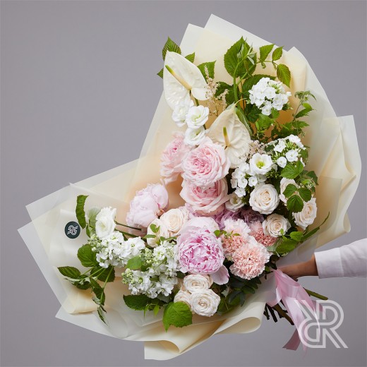 Bouquet 015 Букет в пленке с пионом и пионовидной розой