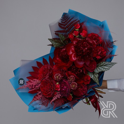 Bouquet 013 Букет в пленке с пионом и пионовидной розой