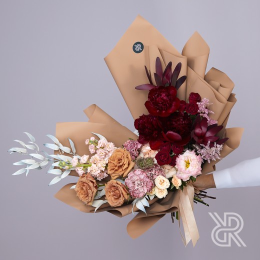 Bouquet 103 Букет в пленке с пионом и пионовидной розой