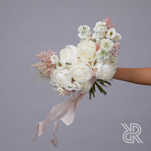 Wedding 001 Букет с лентами с пионовидной кустовой розой