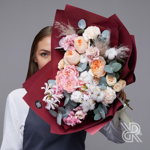 Bouquet 020 Букет в пленке с хлопком и пионовидной розой