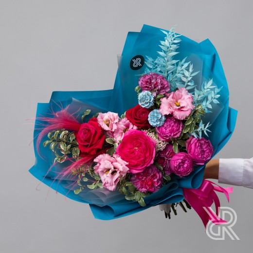 Bouquet 030 Букет в пленке с пионовидной розой и пионовидной кустовой розой