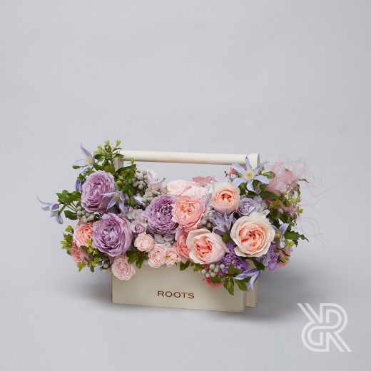 Box 053 Композиция в деревянном ящике с пионовидной розой и кустовой розой