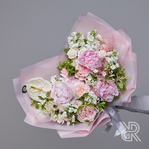Bouquet 074 Букет в пленке с пионом и пионовидной розой