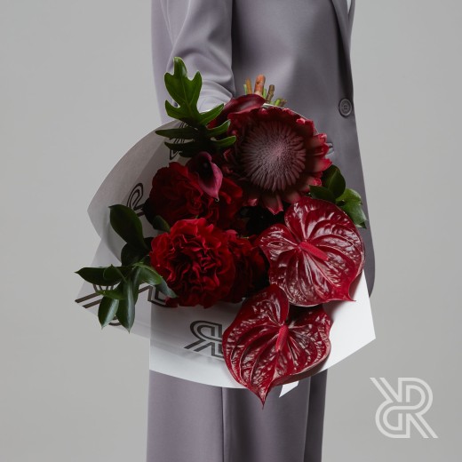 Bouquet 128 Букет в крафт бумаге с протеей и пионовидной розой