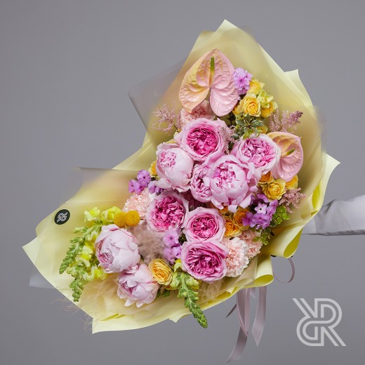 Bouquet 003 Букет в пленке с пионом и пионовидной розой
