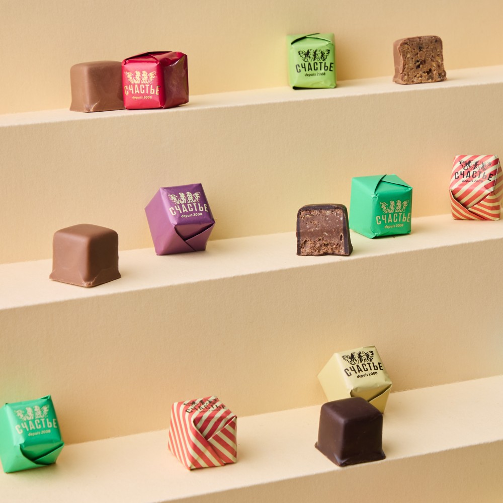 Новогодний шар с мини-пралине ручной работы