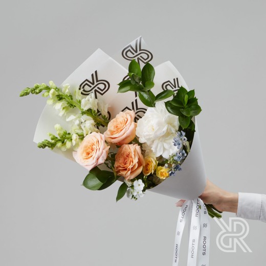 Bouquet 138 Букет в крафт бумаге с гортензией и кустовой розой