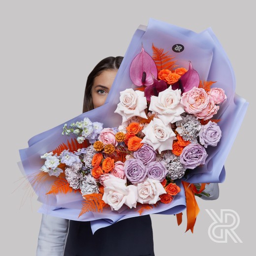 Bouquet 042 Букет в пленке с пионовидной розой и дельфиниумом
