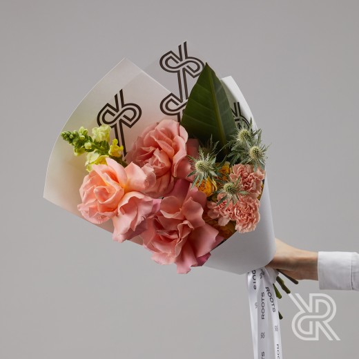 Bouquet 205 Букет в крафт бумаге с одноголовой розой и диантусом