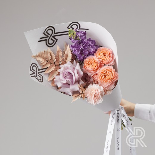 Bouquet 218 Букет в крафт бумаге с пионовидной кустовой розой и маттиолой