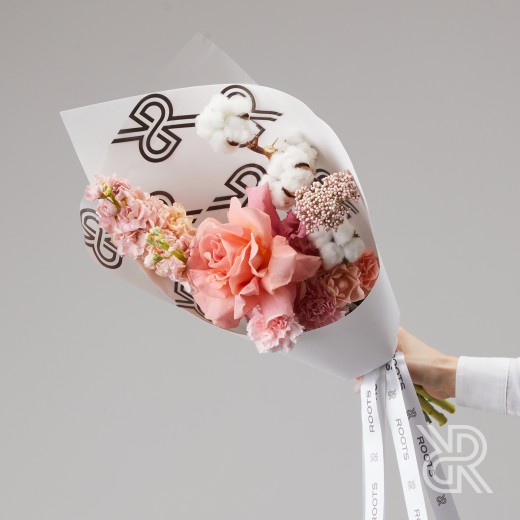 Bouquet 217 Букет в крафт бумаге с одноголовой розой и маттиолой