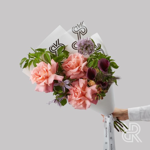 Bouquet 246 Букет в крафт бумаге с одноголовой розой и рубусом