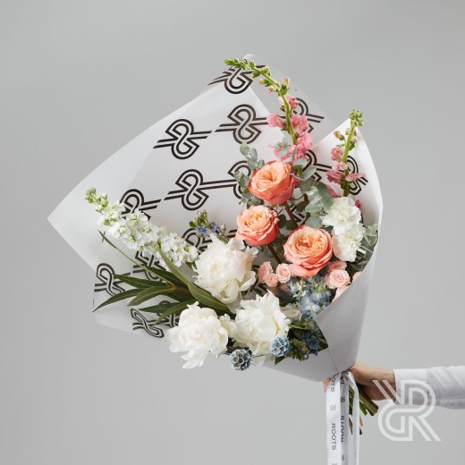 Bouquet 142 Букет в крафт бумаге с пионом и пионовидной розой