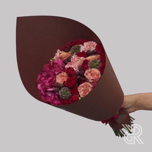 Bouquet 065 Букет в крафт бумаге с гортензией и рубусом