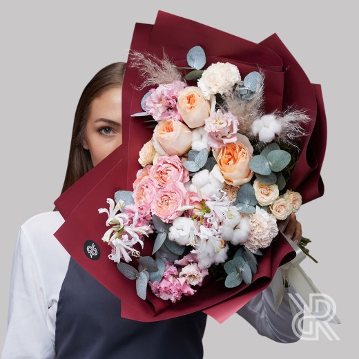 Bouquet 020 Букет в пленке с хлопком и пионовидной розой
