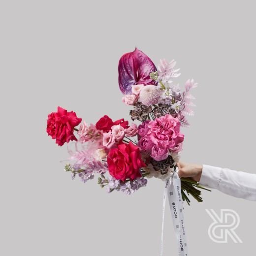 Bouquet 197 Букет с лентами с пионовидной розой и маттиолой