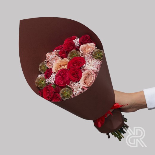 Bouquet 087 Букет в крафт бумаге с пионовидной розой и кустовой розой