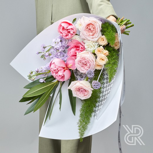 Bouquet 144 Букет в крафт бумаге с пионом и пионовидной розой