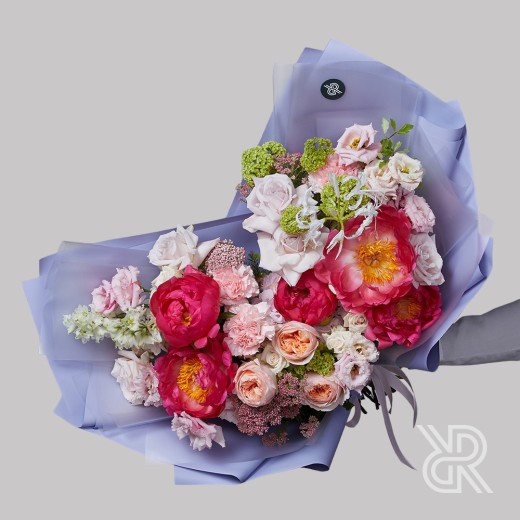 Bouquet 016 Букет в пленке с пионом и дельфиниумом