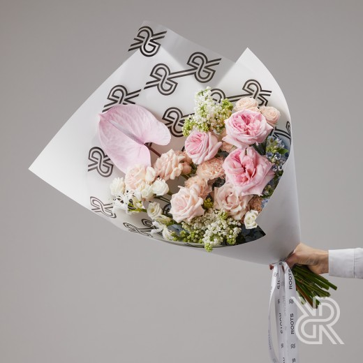 Bouquet 204 Букет в крафт бумаге с пионовидной розой и сиренью