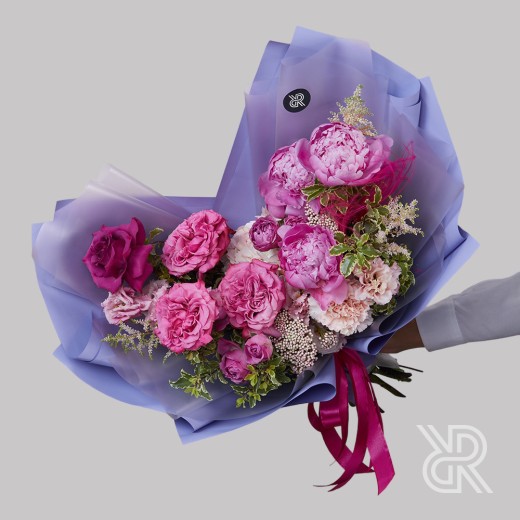 Bouquet 073 Букет в пленке с пионом и пионовидной розой