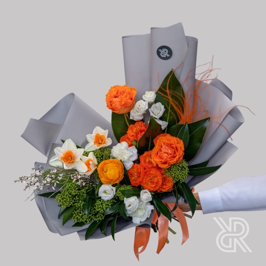 Bouquet 090 Букет в пленке с ранункулюсом и нарциссом