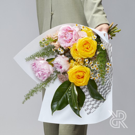 Bouquet 137 Букет в крафт бумаге с пионом и пионовидной розой
