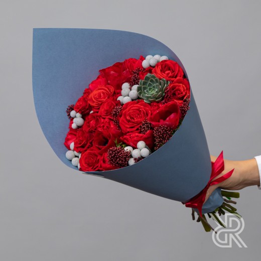 Bouquet 039 Букет в крафт бумаге с анемоном и пионовидным тюльпаном