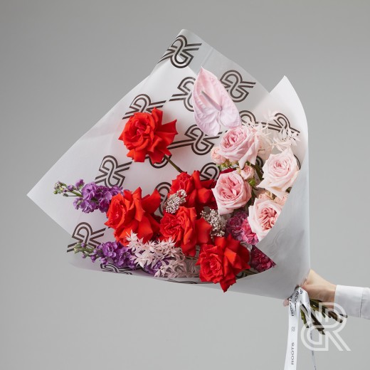 Bouquet 227 Букет в крафт бумаге с пионовидной розой и маттиолой