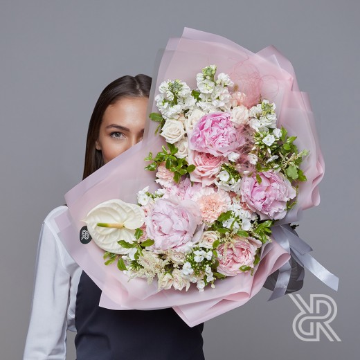 Bouquet 074 Букет в пленке с пионом и пионовидной розой