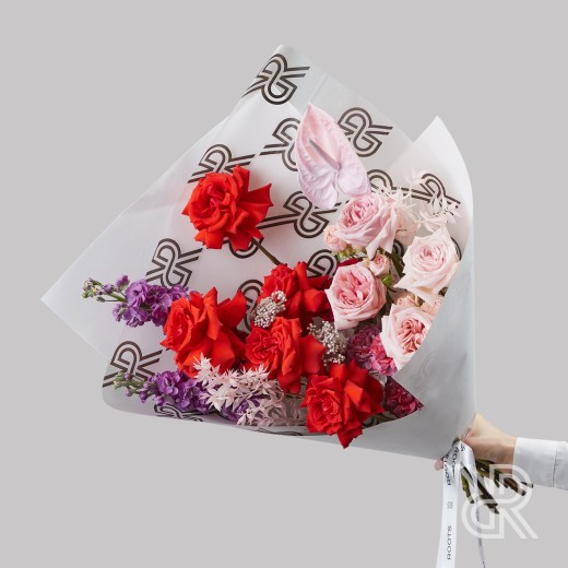 Bouquet 227 Букет в крафт бумаге с пионовидной розой и маттиолой