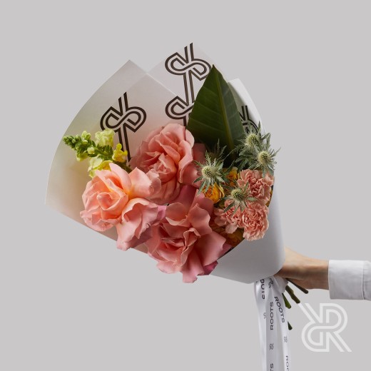 Bouquet 205 Букет в крафт бумаге с одноголовой розой и диантусом