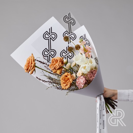 Bouquet 190 Букет в крафт бумаге с розой и тюльпаном