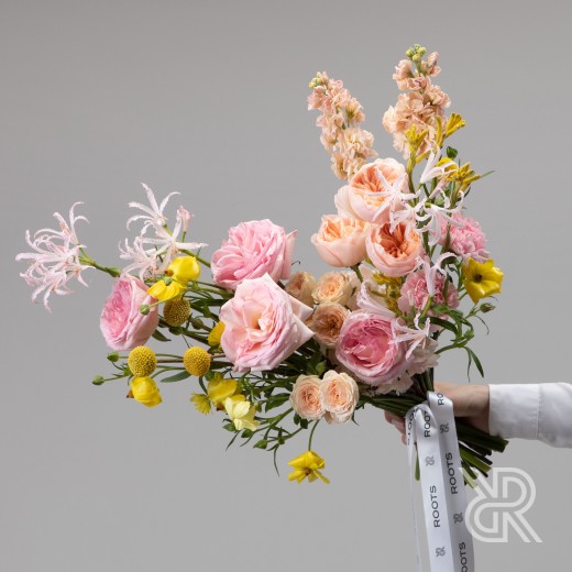 Bouquet 212 Букет с лентами с пионовидной розой и ранункулюсом