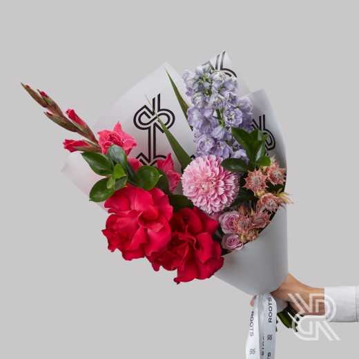 Bouquet 013 Букет в крафт бумаге с георгином и дельфиниумом