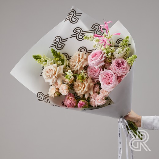 Bouquet 202 Букет в крафт бумаге с пионовидной розой и сиренью