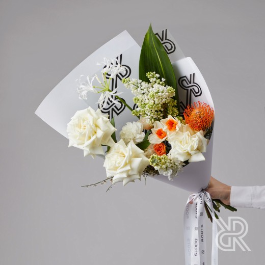 Bouquet 187 Букет в крафт бумаге с леукоспермумом и кустовой розой