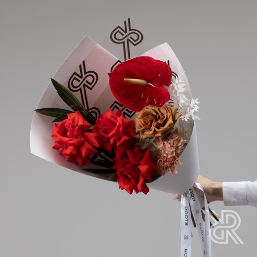 Bouquet 215 Букет в крафт бумаге с одноголовой розой и гортензией