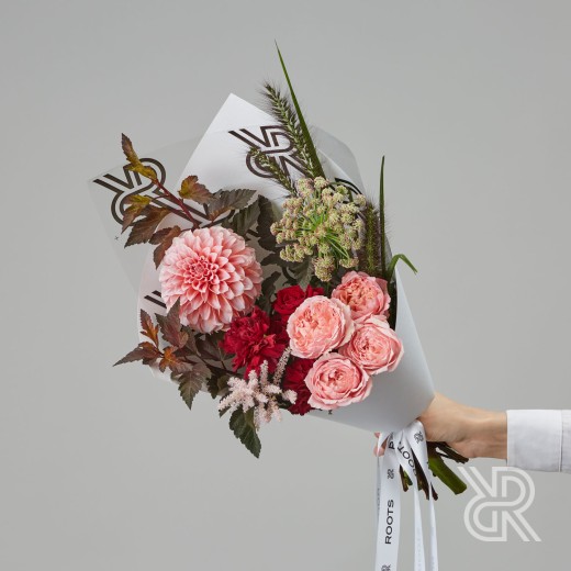 Bouquet 255 Букет в крафт бумаге с георгином и пионовидной кустовой розой
