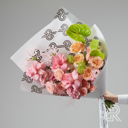 Bouquet 222 Букет в крафт бумаге с пионовидной розой и гортензией