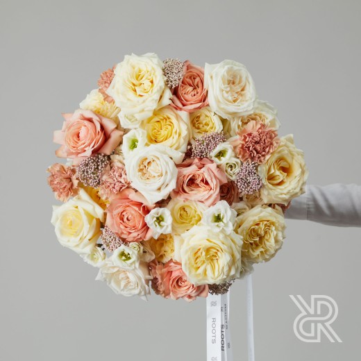 Bouquet 050 Букет с лентами с пионовидной розой и гортензией