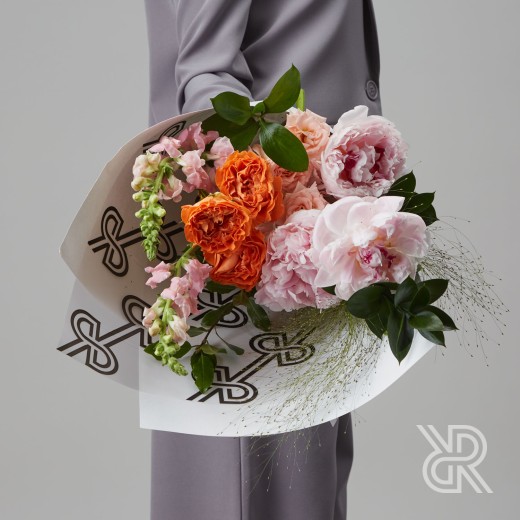 Bouquet 141 Букет в крафт бумаге с пионом и пионовидной розой