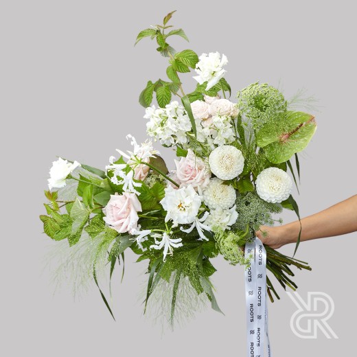 Bouquet 149 Букет с лентами с георгином и дельфиниумом