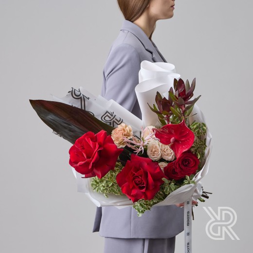 Bouquet 290 Букет в пленке с розой и антуриумом