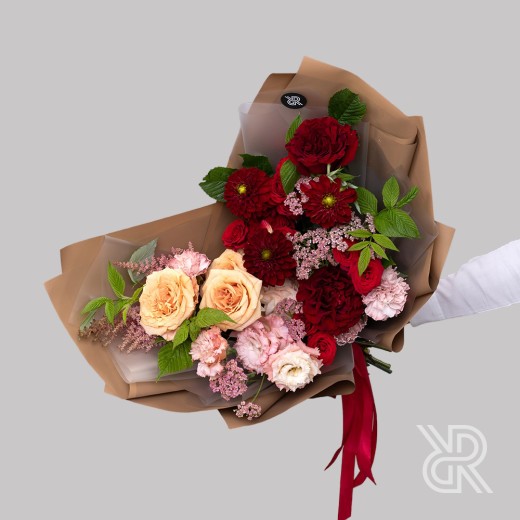 Bouquet 112 Букет в пленке с георгином и астильбой