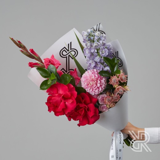 Bouquet 013 Букет в крафт бумаге с георгином и дельфиниумом