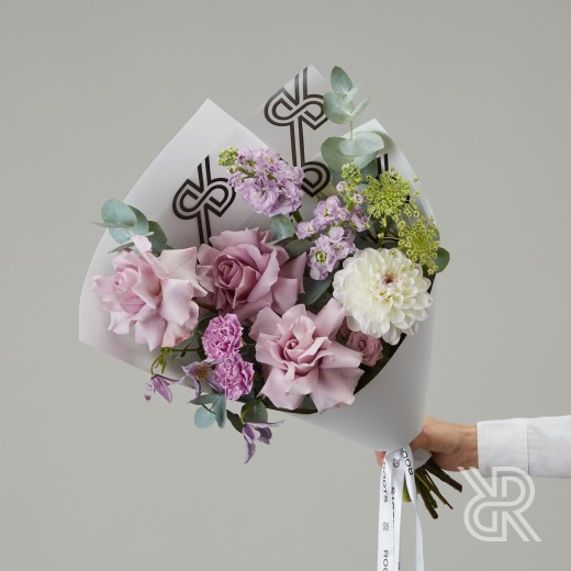 Bouquet 150 Букет в крафт бумаге с георгином и диантусом