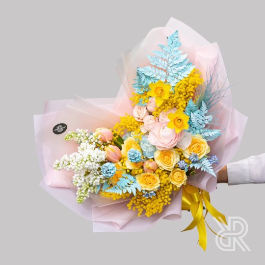 Bouquet 083 Букет в пленке с ранункулюсом и сиренью