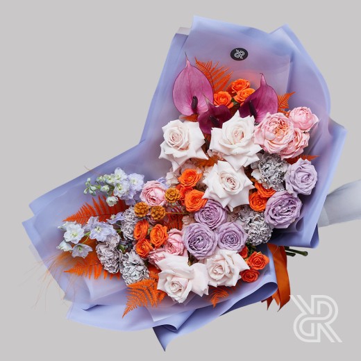 Bouquet 042 Букет в пленке с пионовидной розой и дельфиниумом